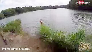 Un baño relajante en el lago y un polvazo en la ribera