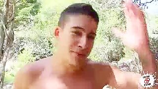 Tímida joven follando con un gañán en el bosque