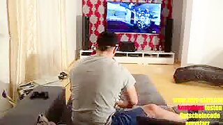Gamer alemana pasa la tarde con su novio jugando y follando