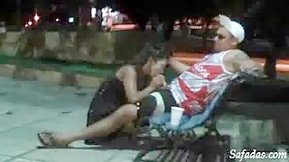 Graba a una pareja latina haciendo el amor en un parque