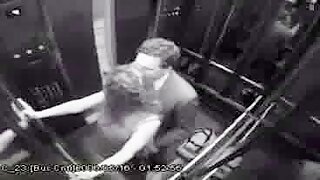 Una cámara oculta graba a una pareja follando en el elevador