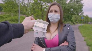 Tetuda persuadida para joder por dinero con la mascarilla puesta