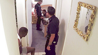 Policías blancos se follan a una puta negra mientras que tienen al novio esposado