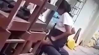 Estudiantes grabados cogiendo realmente fuerte en el patio del instituto