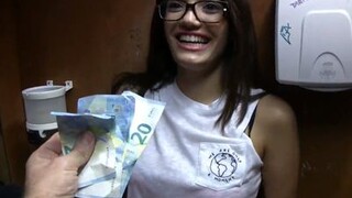 Dinero fresco para follarse a una joven intelectual de España