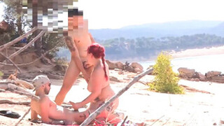 Gorda de España hace un trío con un ignoto en una playa nudista