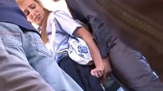 Colegiala rubia follada por un ignoto en la mitad del autobús