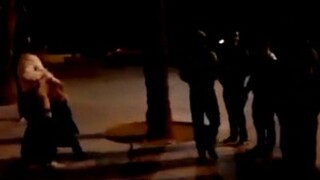 De España borracha grabada en la calle mientras que hace una felación
