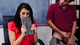 Estudiante persuade a la puta de su maestra a fin de que le chupe la polla